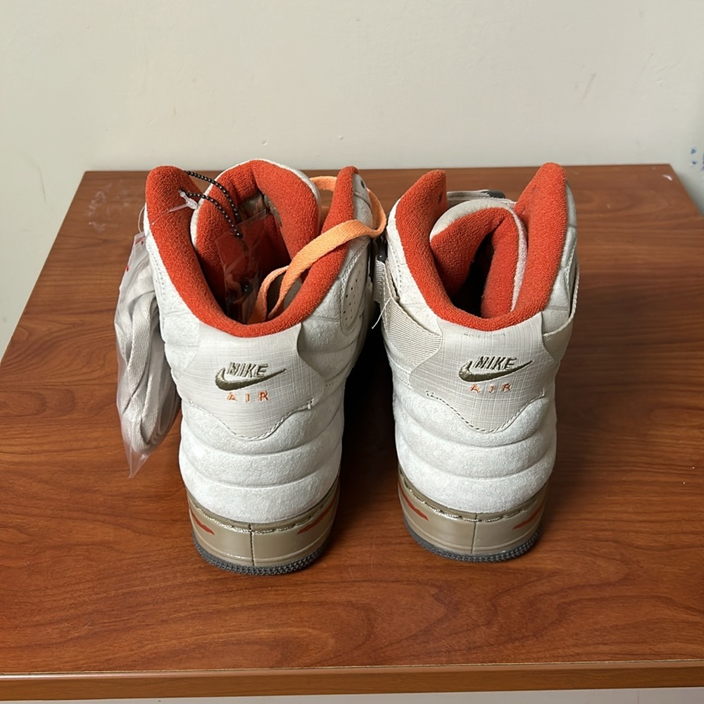 Size 9 1/2 - Picture 3 of 6